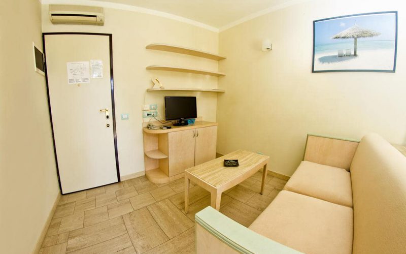 Two-room apartment for 2/4 people facing the swimming pool